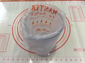 用一个高杯先套好裱花，想要做几个颜色就先套好几个袋子