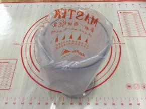 用一个高杯先套好裱花，想要做几个颜色就先套好几个袋子