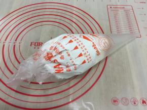 先把原味装进裱花袋中