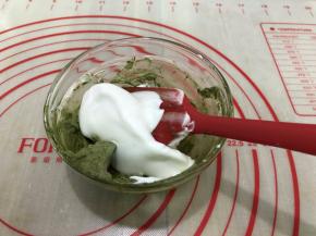 先混合均匀之后再挖一些蛋白霜再次混合均匀，三个颜色的操作都是一样的