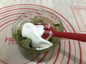先混合均匀之后再挖一些蛋白霜再次混合均匀，三个颜色的操作都是一样的