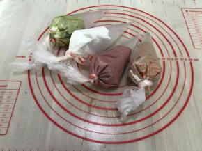 所有的蛋白糊都装进裱花袋
再用一个裱花袋装好裱花嘴
裱花嘴可按个人喜好来
这时风炉要先80度预热10分钟