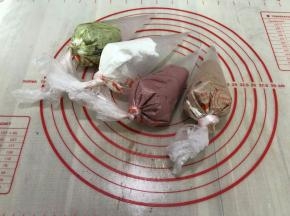 所有的蛋白糊都装进裱花袋
再用一个裱花袋装好裱花嘴
裱花嘴可按个人喜好来
这时风炉要先80度预热10分钟