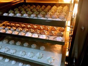  烤好的蛋白糖，非常好看