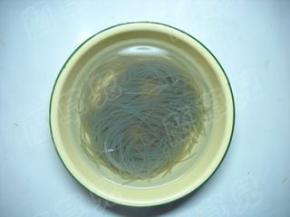 薯粉丝用温水泡发，剪短备用。