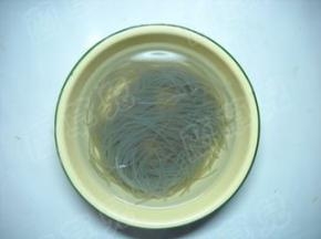 薯粉丝用温水泡发，剪短备用。