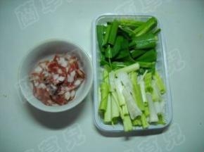 大蒜洗净切段；广式香肠香肠切段备用。