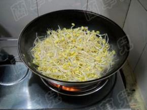 豆芽入无油锅煸炒至软、无水分。