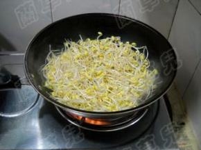 豆芽入无油锅煸炒至软、无水分。