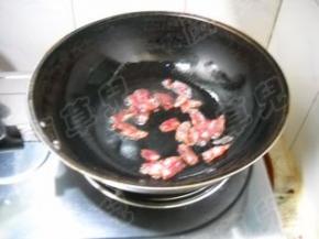 锅中油热，倒入香肠，煸炒出油。