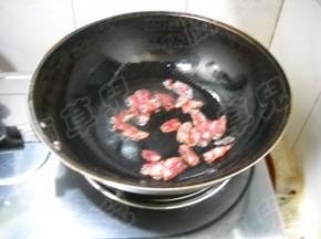 锅中油热，倒入香肠，煸炒出油。