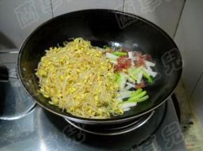 倒入豆芽，炒匀。