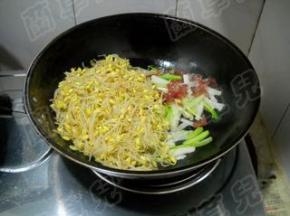 倒入豆芽，炒匀。
