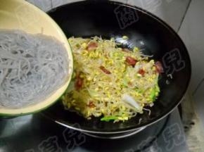 倒入薯粉丝，炒匀。