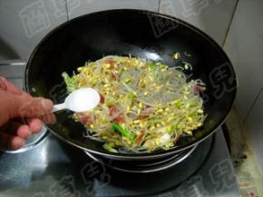 加入盐，炒匀。