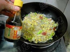 淋入老抽，炒匀。