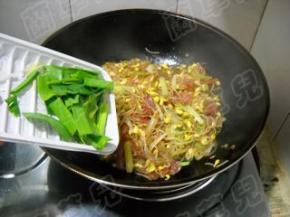 倒入青蒜，炒至断生。