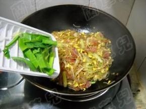 倒入青蒜，炒至断生。