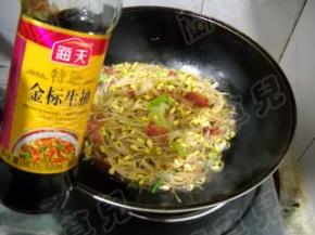 淋入生抽调好味即可盛入碗中。