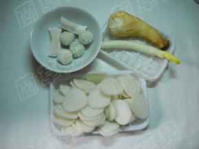 准备好年糕、海鲜丸、杏鲍菇、大葱。