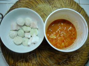 辣白菜撕小块，海鲜丸切成两半。