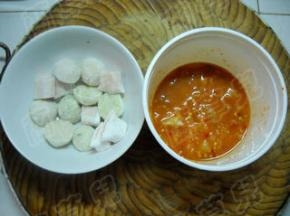 辣白菜撕小块，海鲜丸切成两半。