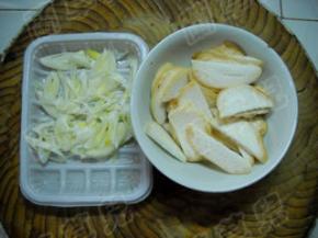 杏鲍菇和大葱洗净切好。