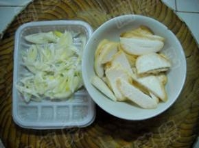 杏鲍菇和大葱洗净切好。