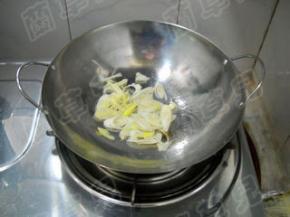 锅中油热，爆香大葱。