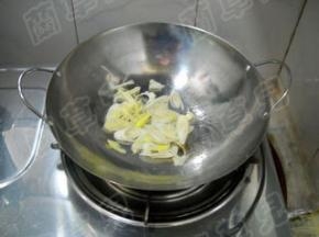 锅中油热，爆香大葱。