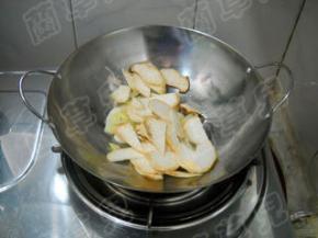 倒入杏鲍菇，炒匀。