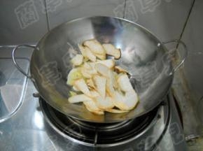 倒入杏鲍菇，炒匀。