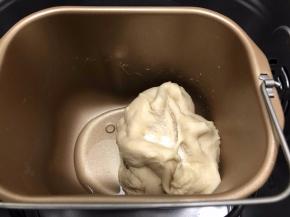 20分钟揉好的状态扩展
加入盐和玉米油继续揉至可以拉出薄而且有弹性的薄膜
揉好的面团是560克