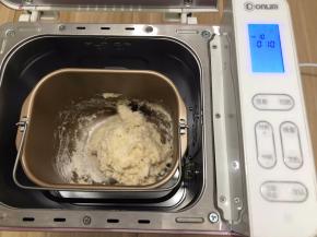 除了油和盐之外，所有材料都投进面包机
启动和面功能选择20分钟