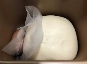 发酵好的面团取出