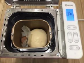 放进面包机启动发酵功能
调至35分钟