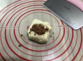 取50克的小面团加入3克的可可粉揉至均匀