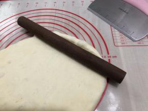 用擀面杖擀开排气