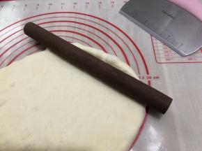 用擀面杖擀开排气