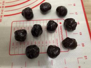 黑豆沙分成一个10克搓圆备用