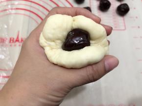 用虎口把面团收紧