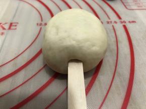 包好的面团稍微整理一下
插入需糕棒