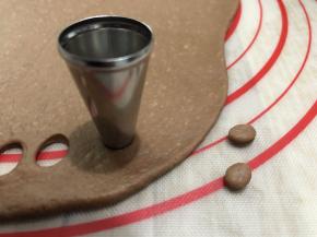 用裱花嘴压出小面片做眼睛