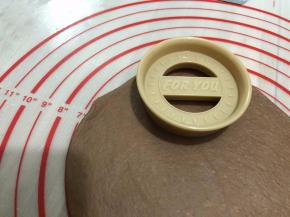 用一个圆的模具压出一个圆的面片