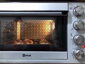 送进预热好的烤箱上火130度下火120度20分钟