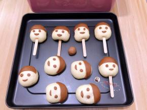 把按压出来的粘贴在白色面团上
这样表情就做好了