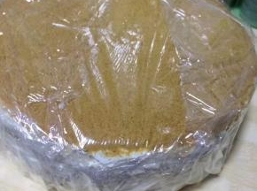 然后保鲜膜包起来，在拆一块保鲜膜，包到刚才的保鲜膜接缝处，反正就是包裹严实。放入冰箱冷藏至少8个小时，我一般是头天晚上做，第二天早上切开吃