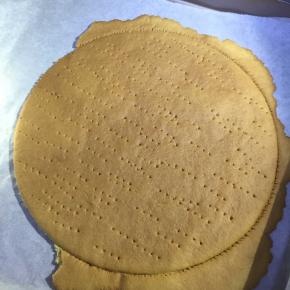 送入烤箱，180°烤八分钟左右，这个温度是个参考温度，大家根据自己烤箱实际温度来，。如果你有两个烤盘，这个时候，你可以擀另外一张饼，然后可以两张饼之间无缝衔接的烤，这样会节省很多时间，如果你只有一个烤盘，那么，好吧，你慢慢的烤吧，烤到你怀疑人生为止，但是等你吃到嘴里之后就会明白，这一切都值得了！！！
好，不说闲话了，烤好之后，掰掉多余的边角料，放一个容器中。饼皮放一边晾凉，刚烤出来有点软，放凉就硬了