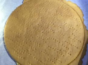 送入烤箱，180°烤八分钟左右，这个温度是个参考温度，大家根据自己烤箱实际温度来，。如果你有两个烤盘，这个时候，你可以擀另外一张饼，然后可以两张饼之间无缝衔接的烤，这样会节省很多时间，如果你只有一个烤盘，那么，好吧，你慢慢的烤吧，烤到你怀疑人生为止，但是等你吃到嘴里之后就会明白，这一切都值得了！！！
好，不说闲话了，烤好之后，掰掉多余的边角料，放一个容器中。饼皮放一边晾凉，刚烤出来有点软，放凉就硬了