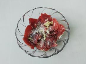 切好的牛肉，放入老抽生抽、姜丝、盐、鸡粉、香油、食用油，料酒调味料根据自己的口味来添加